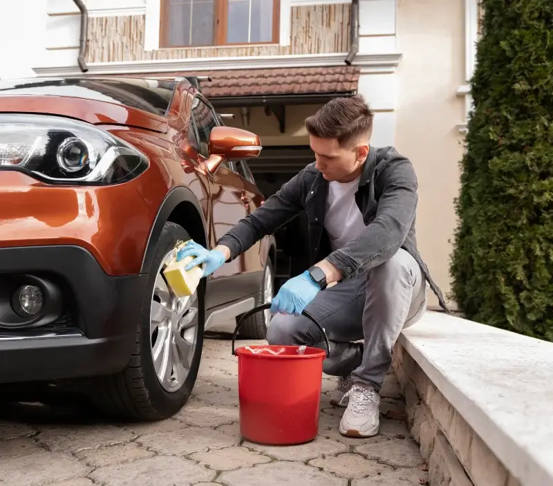 Lavage auto à domicile Trémouille : professionnel intervenant sur un véhicule